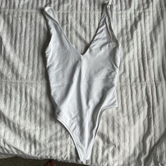 Babaton Other - Babaton Contour Bodysuit V neck